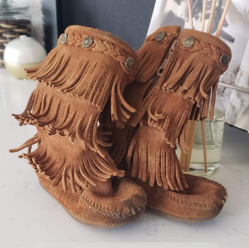 Minnetonka 3 Layer Fringe boots size 8 toddler.